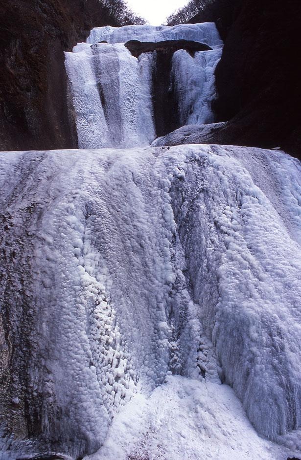 滝全体が凍る「氷瀑(ひょうばく)」により神秘的な雰囲気に包まれる冬