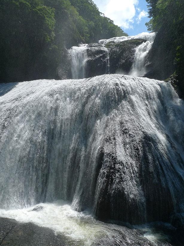 【写真】水量が多いと水しぶきが観瀑台にも飛んでくる。滝の圧倒的なスケールを間近で体感しよう！