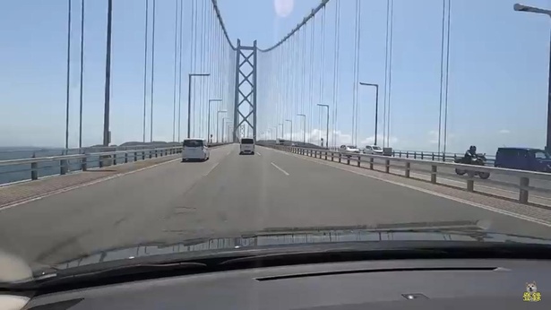 兵庫県神戸市と淡路島を結ぶ明石海峡大橋。橋長3911mもある世界最大の吊り橋を渡ればすぐ淡路島