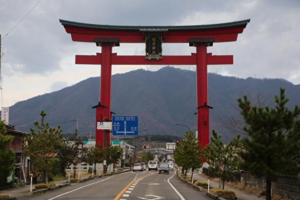 弥彦村のシンボルでもある大鳥居は日本屈指の高さ約30メートル