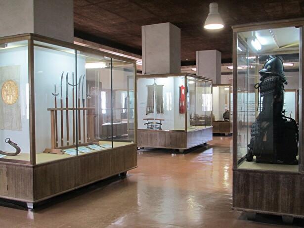 天守内部は展示室。甲冑や古文書のほか復元模型も興味深い