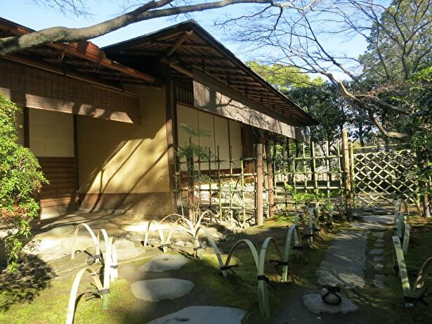 木造銅板葺き屋根の数寄屋造りの建物、茶室「紅松庵」