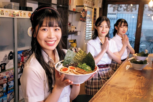 大阪・福島で人気ラーメン店の実食レポートに挑戦するNMB48・安田桃寧さん（手前）、南 羽諒さん（中）、安部若菜さん（奥）