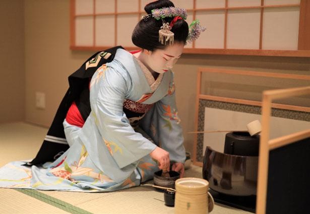 客から距離を取って茶の点て方を教える