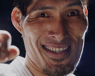 “レモンアゴ瓦割粉砕”篠原信一が90秒で196個の凍結レモンを粉砕！