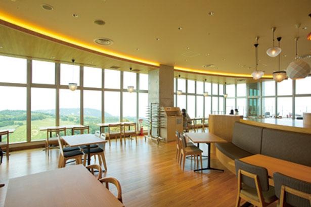 2階にあるカフェレストラン「ギャラリ」。86席の店内と46席のテラスで景色が楽しめる(時間：9:00〜16:30)/ 兵庫県立公園あわじ花さじき
