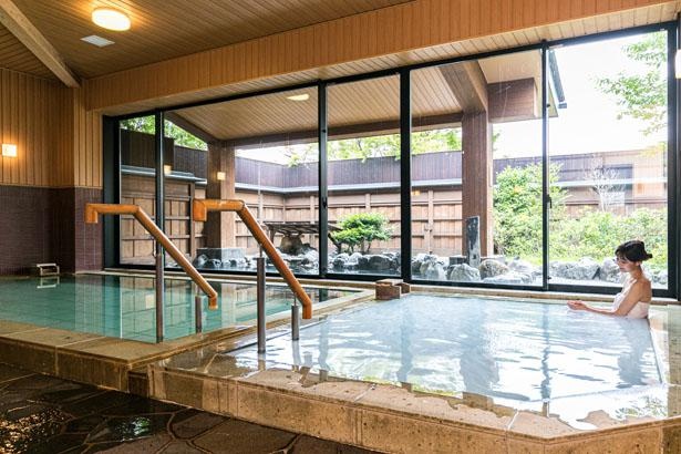 洗練された和の空間が印象的な内湯には、温浴効果が高いシルキー風呂などが並ぶ/京都嵐山温泉 湯浴み処 風風の湯