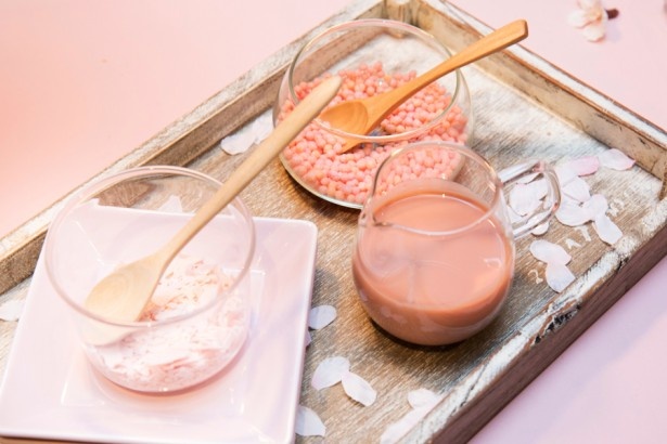 塩漬けの桜を混ぜ込んだパリパリの「さくらシェイブチョコレート」(手前左)、和素材で作る「さくらミルクソース」(手前右)、もち米が原料の「あられ」(奥)