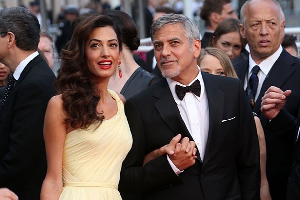 【写真を見る】ジョージ・クルーニーと妻アマル