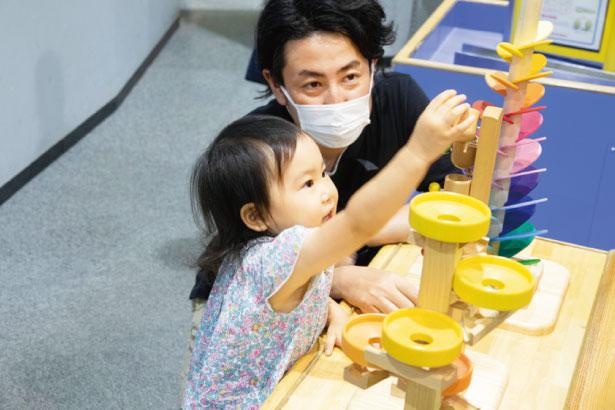2階の「おやこで科学」はボールの転がり方を観察するなど、親子で科学を体験できる。おもちゃも立派な科学的実験装置の一つに/大阪市立科学館