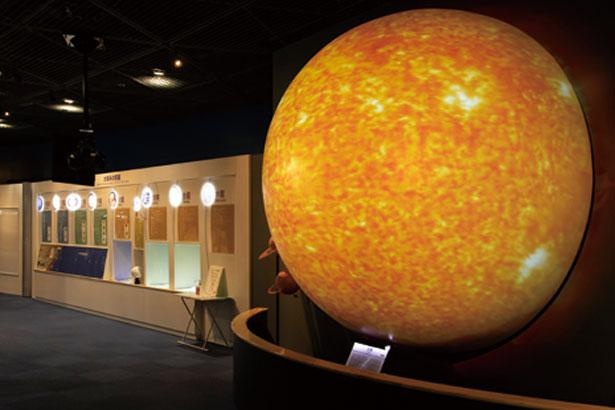 さまざまな波長で見た太陽の姿を、直径3mの球面スクリーンにプロジェクションマッピングで投影/大阪市立科学館
