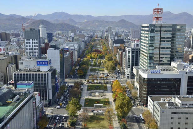 札幌市の中心部に位置し、長さ約1.5キロにおよぶ大通公園。噴水や芝生、遊具などを備えた市民憩いの場所だ