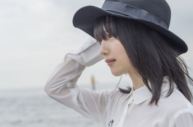 【写真を見る】「LOVE in Action プロジェクト ご当地大作戦 in 三重」にシンガーソングライター新山詩織が登場しスペシャルライブを行う