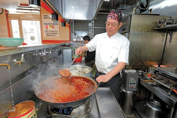 店の命とも言える台湾挽き肉は、炒めるのではなく、大鍋でじっくり煮込んで作る / 台湾ラーメン 光陽