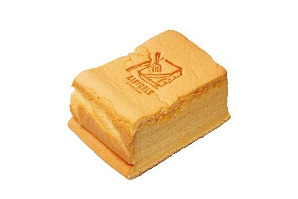 「カストーロ金山」(名古屋市中区)で味わえる台湾カステラは、口の中に入れるとスフレのようにスッと溶ける。「プレーン」(680円)