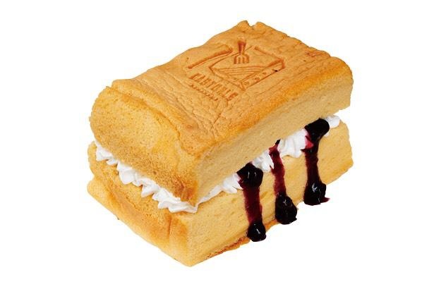 酸味のあるソースが、カステラの甘味を引き立てる「ベリーソース」(900円) / 「カストーロ金山」(名古屋市中区)