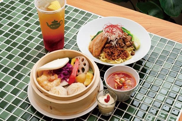 店内でいれるお茶との相性を考えたメニューが魅力。「小籠包セット」(手前 税込 900円)、「四季春ハイビスカス」(左奥 税込 650円)、「台湾風まぜそばセット」(右奥 税込 1000円) / 「RiRi tea(リリ ティー)」(愛知県豊田市)