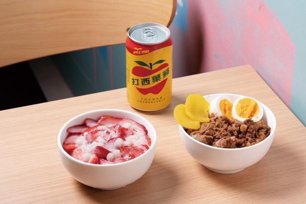 あえて日本人好みの味にはせず、香辛料をふんだんに使った本場の味が味わえる「好日茶楼 GOOD DAY CHARO(グッデイ チャロウ)」(名古屋市中区)。「ストロベリー豆花」(左 税込 1000円)、「ルーロウファン」(右 税込 850円)、「リンゴサイダー」(奥 税込 350円)などが人気