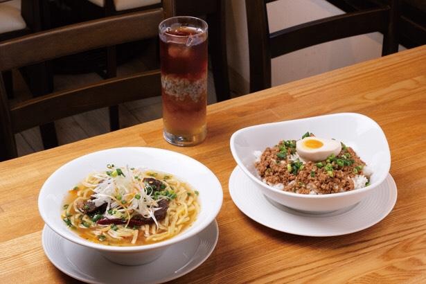 台湾出身の夫婦が営むカフェ「台湾飲茶カフェ 茶坊(ちゃぼう)」(名古屋市名東区)。現地から仕入れるスパイスが香る「牛肉麺(ニューローメン)」(左 税込 980円)や「魯肉飯(ルーローハン)」(右 税込 780円)、トレンドになりつつある「バジルシード」(税込 100円)をトッピングした「有機紅茶(税込 400円)＋愛玉(オーギョーチ)(税込 100円)」(奥)を味わいたい