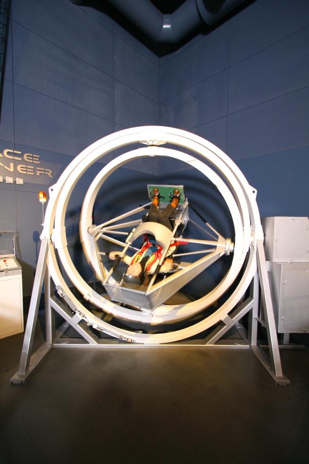 無重力の宇宙空間での姿勢制御訓練を体験できる「宇宙トレーナー」