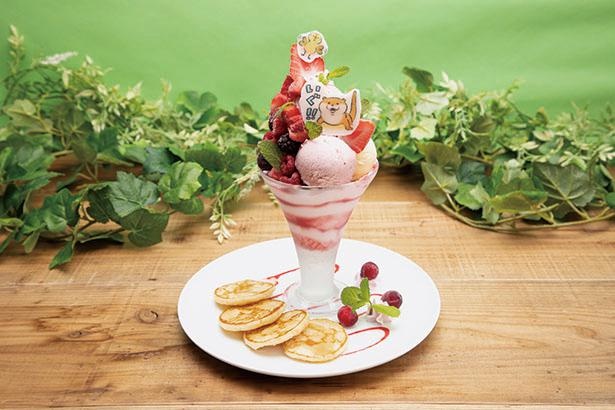 「スペシャル苺パフェパンケーキ添え」(1390円)