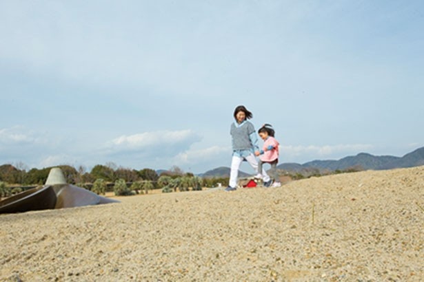 広大な砂場になっている赤穂砂丘。スプリング遊具もあり/赤穂海浜公園動物ふれあい村
