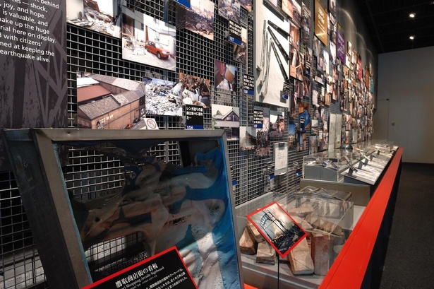 「記憶の壁」には、被災者から提供された震災資料を展示。提供者の体験談も/人と未来の防災センター
