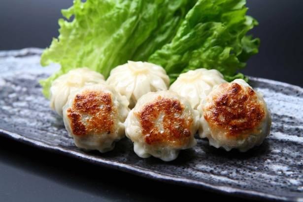 旨味の秘密は牛すじとショウガ。一口サイズでパクパク食べられる「博多八助 一口餃子」(6個 500円) / 博多八助
