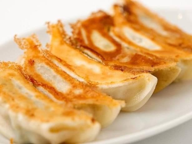 餃子の街、宇都宮からやってくる「宇都宮勝力餃子」(6個 500円)。門外不出の絶妙な配合で捏ねた餡が旨い！ / 宇都宮勝力餃子