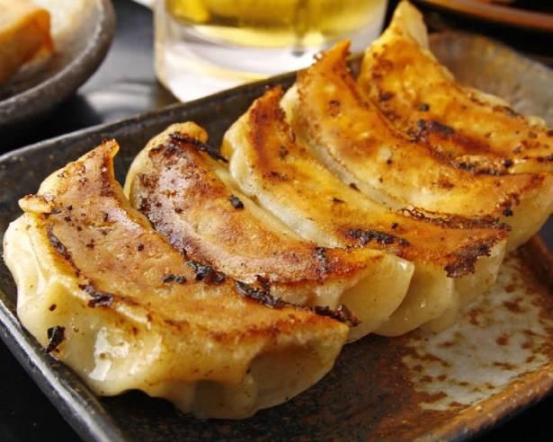 黒豚の旨みをギュッと閉じ込めた、“肉感”重視の焼き餃子「薩摩飛龍 黒豚餃子」(6個 500円) / 薩摩黒豚餃子舗