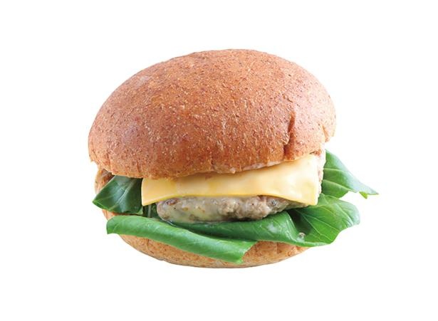 安城産豚肉のパティ＆チンゲン菜、さらにイチジクソースが美味な定番メニュー「チーズデンバーガー」(税込660円) /「道の駅 デンパーク安城」