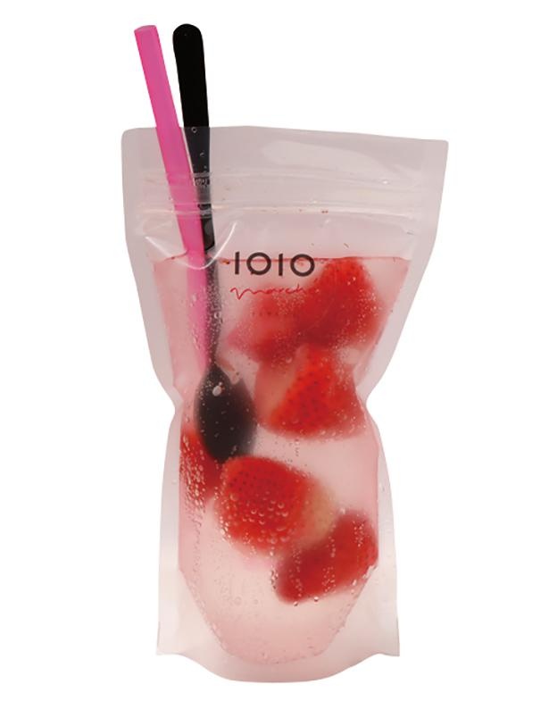 ソーダの中に入ったイチゴをつぶしながら飲む「ひんやりいちごパウチ」(税込500円)。カルピスやオレンジジュースなど、3種類あり /「道の駅 池田温泉」