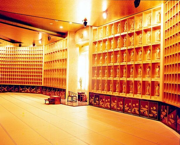 3階は約3400体の胎内仏に囲まれ金色の世界が広がる「蓮華蔵世界」
