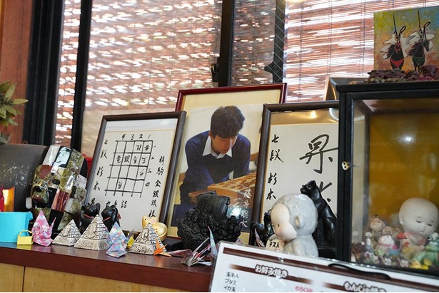 「お好み焼き まつ葉」の店内に飾られた藤井棋士の写真など