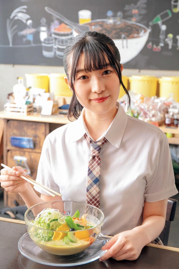 【写真を見る】華やかな野菜の数々に喜ぶNMB48・安部若菜さん（手前）