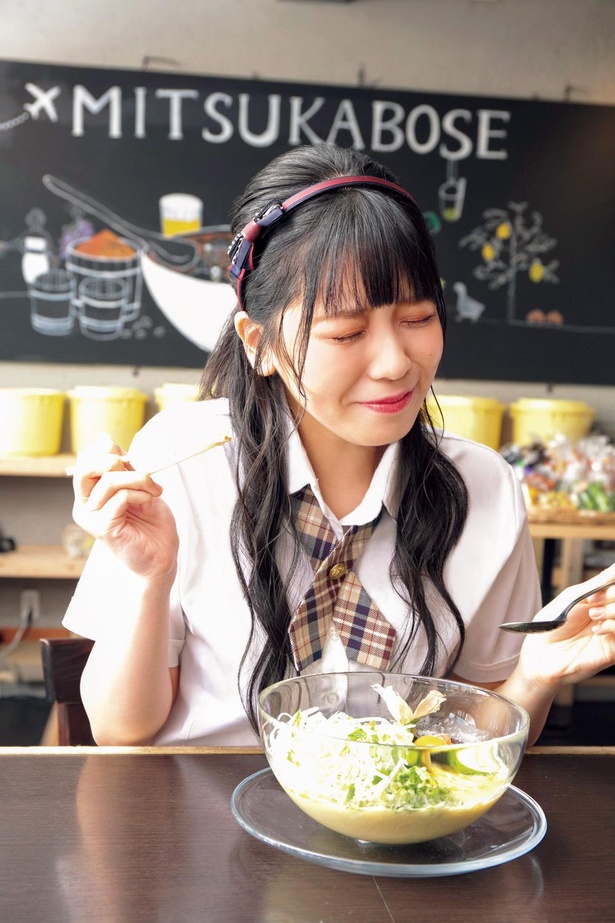 野菜のおいしさに感激する、NMB48・安田桃寧さん