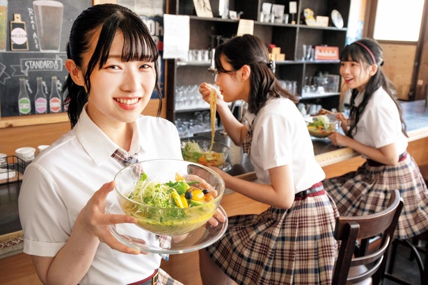NMB48が実食レポ！大阪で注目の見た目キレイな濃厚野菜ラーメン、驚きの秘密とは！？