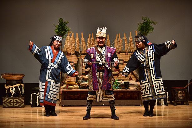 「阿寒湖アイヌシアター〈イコロ〉」ではアイヌ古式舞踊などを上演