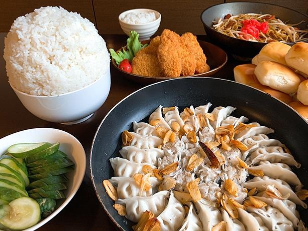 ご飯がもりもり進むという「餃子アヒージョ」