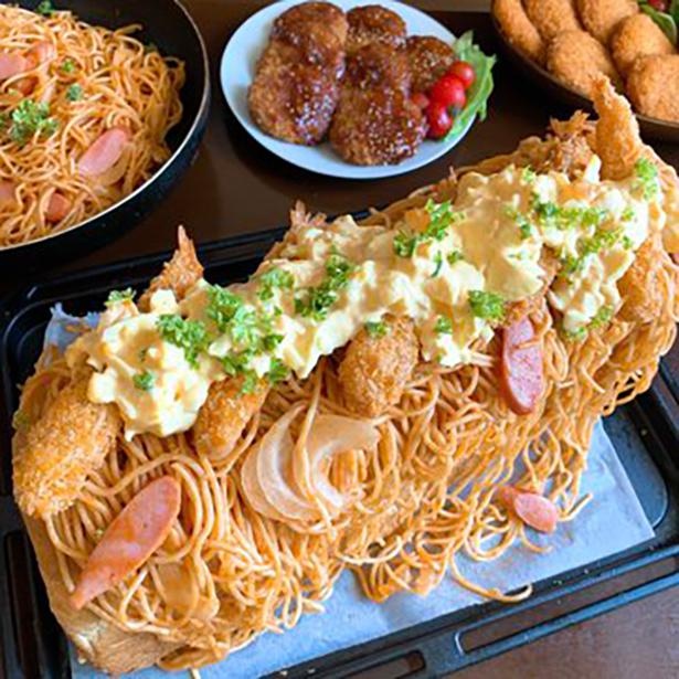ナポリタンの上から、さらにエビフライ＆タルタルソースをたっぷり