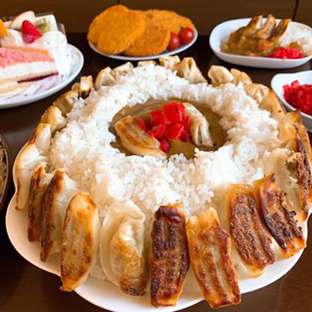 ご飯の量がすさまじい、餃子乗せ「ダムカレー」