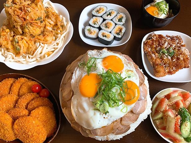 肉に覆い尽くされたチャーシュー丼と、ピラミッドのようなかき揚げうどん