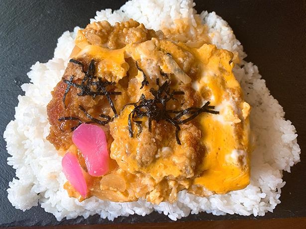 割引シールの貼ってあるカツ丼弁当をゲットしておにぎりの具にする、ユニークな発想に驚き！