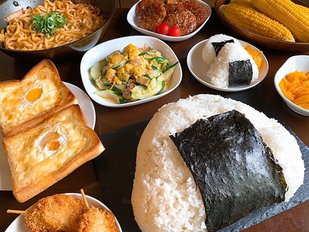 巨大おにぎりの中身はなんと、スーパーで買ったカツ丼弁当！？