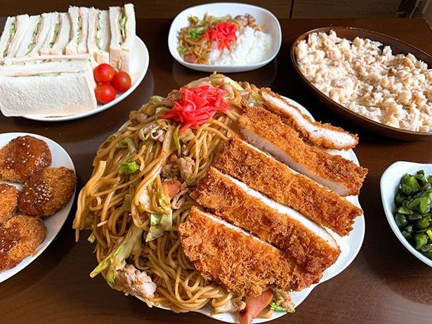 焼きそばにカツという、わんぱくすぎる組み合わせも！
