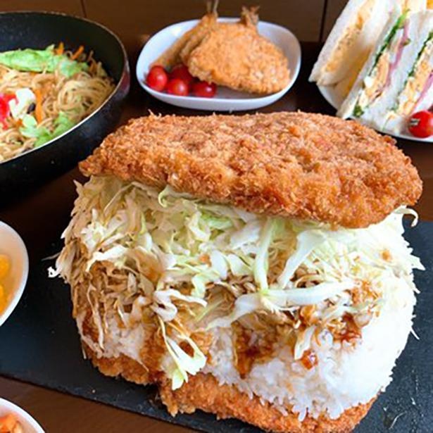 キャベツをプラスした、進化版カツサンド