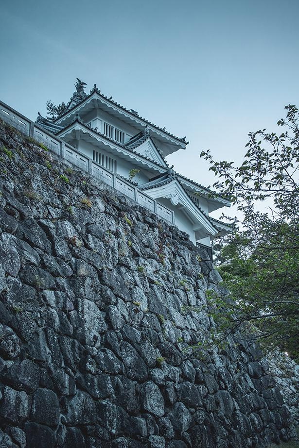 「エール」のロケ地、吉田城。自然石をそのまま積み上げる「野面積み(のづらづみ)」の石垣の下から見上げるように写真撮影するのがおすすめ