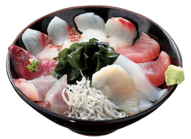 漁港めしドライブ特集では、豪華な海鮮丼などを味わうコースを紹介