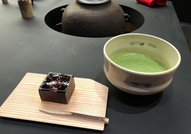 京都の老舗・老松とのコラボで生まれた和菓子と抹茶のセット(1500円)。七十二候にあわせて5日に1回提供メニューが変わる