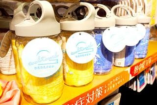 「ひえひえタオル」「リュック型水鉄砲」など、熱中症対策にもなる3COINSのひんやりグッズ